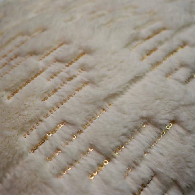 Des couvertures à jeter en fourrure de luxe brodées 4