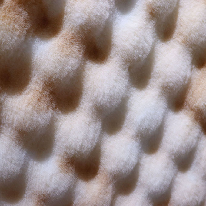 La peau est douce, chauffée, hypoallergénique, lavable, fausse. 2