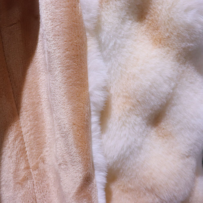 La peau est douce, chauffée, hypoallergénique, lavable, fausse. 4