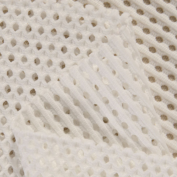 3 - 6mm 350 - 560GSM Tissu en treillis 3d à l'écart pour les vêtements 4